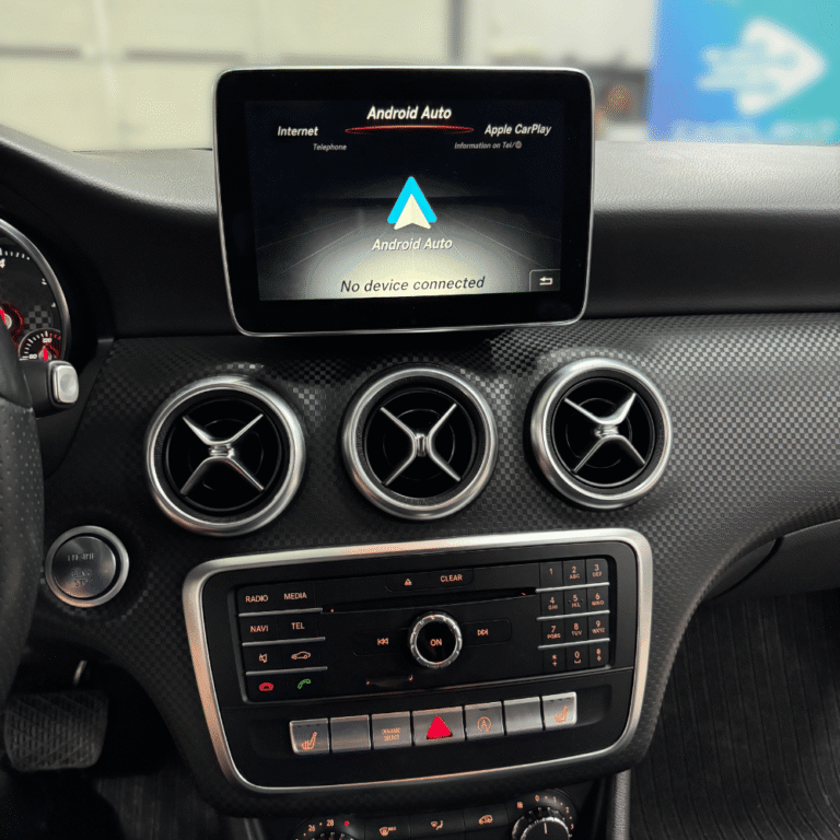 Aktyvuotas Android Auto veikimas Mercedes automobilyje.