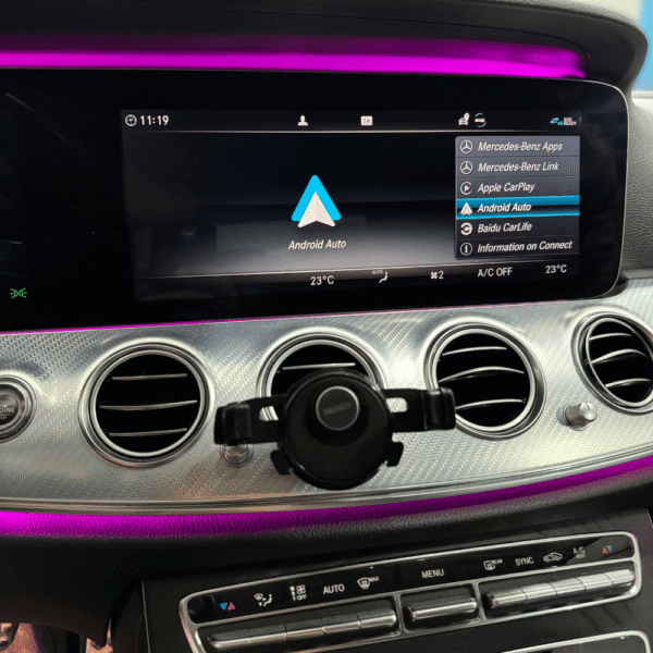 Mercedes automobilyje po Android Auto ir Apple Carplay aktyvacijos nauji pasirinkimai multimedijos ekrane.